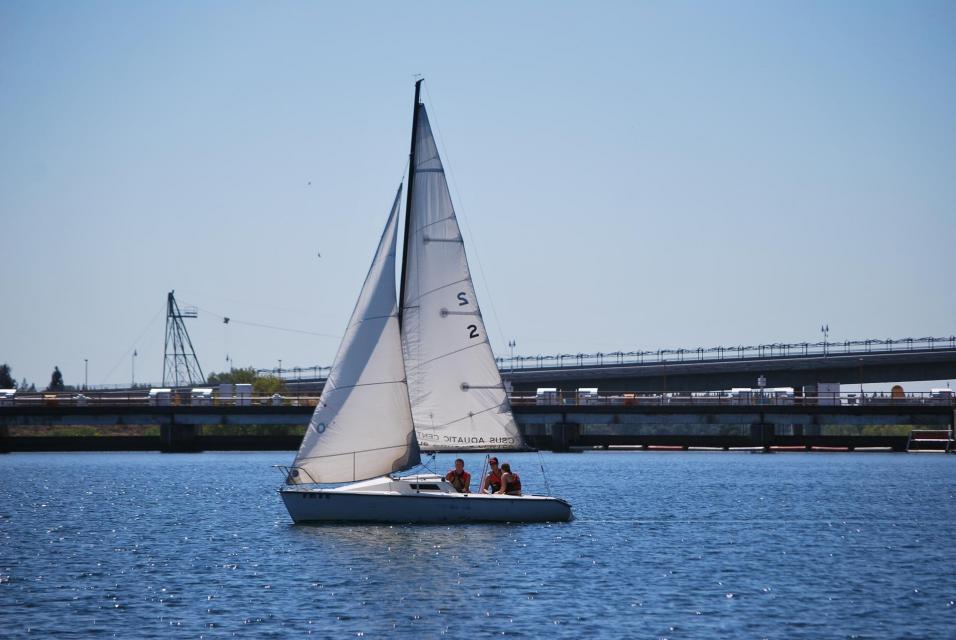 3 people in the Holder 20 Keelboat sailing on Lake Natoma
