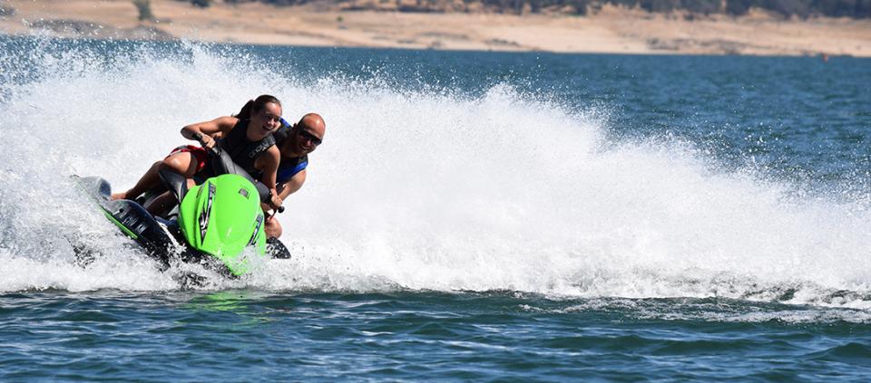 people jetskiing