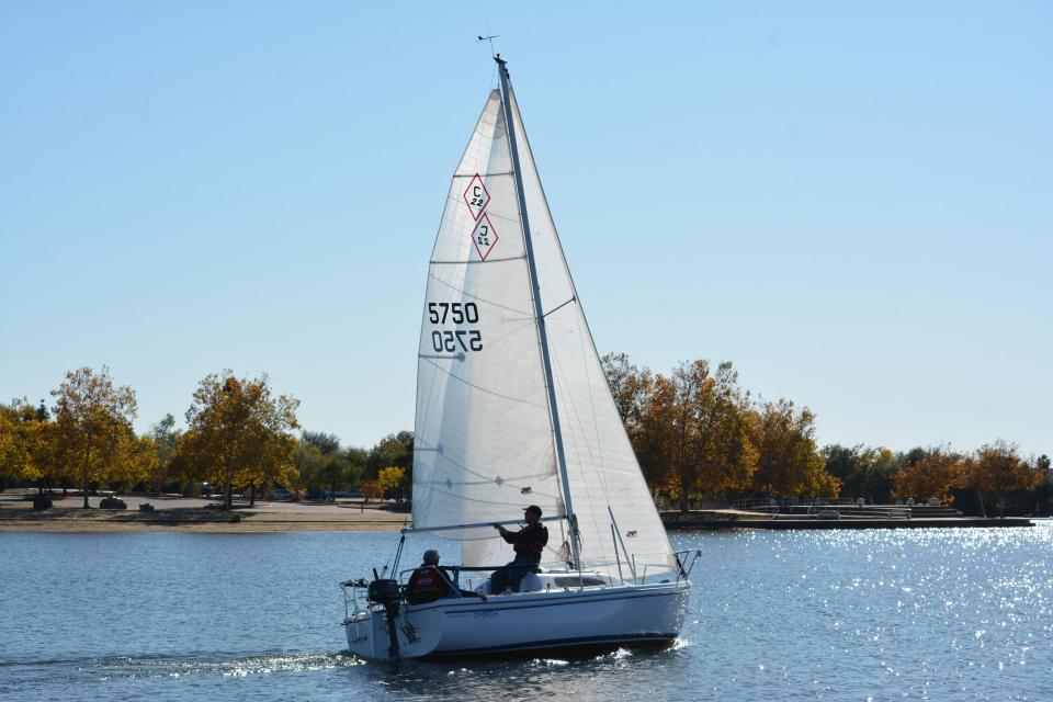 3 men sailing the Catalina Sport sailboat on Lake Natoma