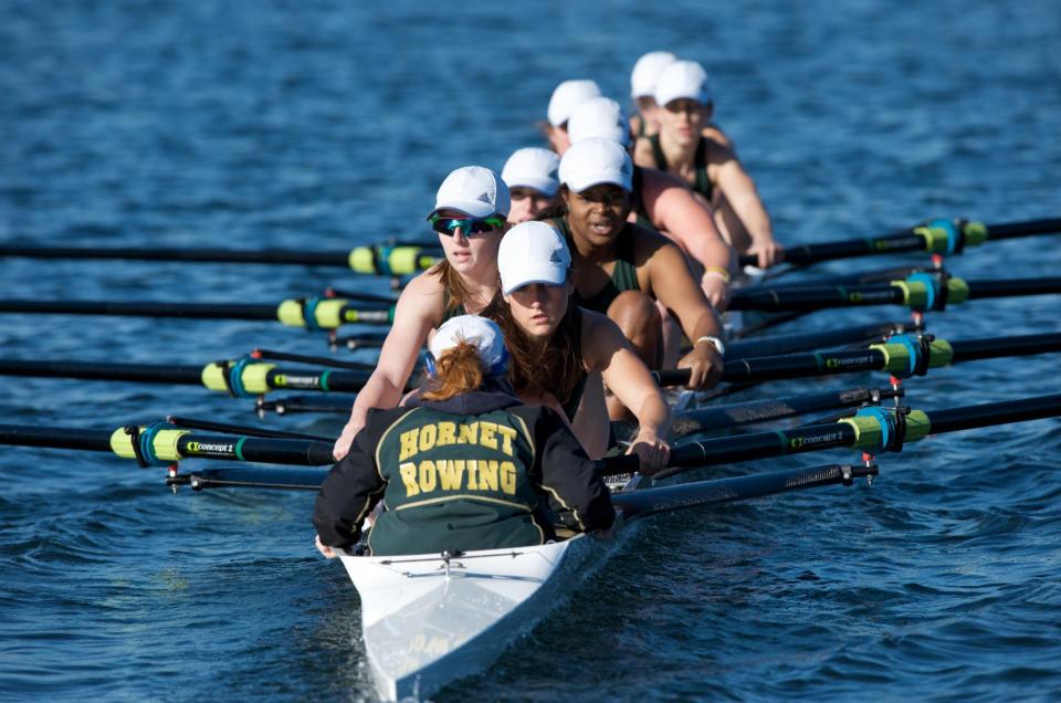 Sac State womens crew rowing on Lake Natoma