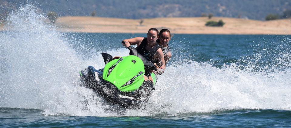 people jetskiing